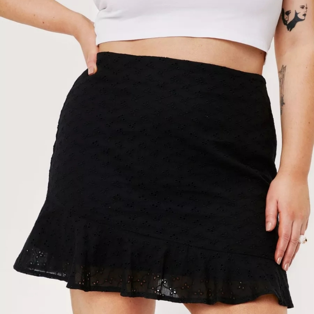 Plus Size Black Broderie Anglaise Mini Skirt - Picture 2 of 2